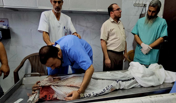 «سأدفن أطفالي الآن وسأعود».. طبيب في غزة يفجع بجثامين طفليه وعائلته وهو على رأس عمله 