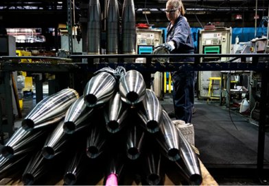 مصانع الحرب تربح بينما العالم يحترق: كيف حققت شركات السلاح أرقماً قياسية؟ مصانع الحرب تربح بينما العالم يحترق: كيف حققت شركات السلاح أرقماً قياسية؟