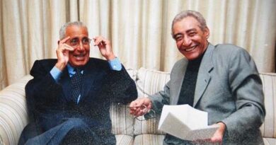 في ذكرى ميلاد «الخال».. نعيد نشر مقدمة هيكل لديوان الأبنودي: عاش وسط الجماهير وهي تحاول بالثورة أن تصنع مستقبلاً في ذكرى ميلاد «الخال».. نعيد نشر مقدمة هيكل لديوان الأبنودي: عاش وسط الجماهير وهي تحاول بالثورة أن تصنع مستقبلاً