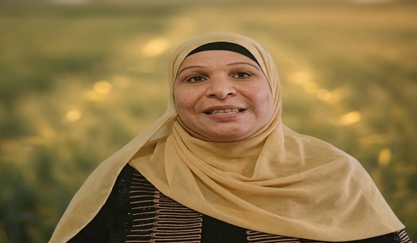 هناء عبدالحكيم.. فلاحة تنثر بعض الضوء في طريق المزارعات