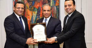 وزير الخارجية يستقبل نقيب الصحفيين ورئيس لجنة الشؤون العربية.. ويشيد بالدور الوطني للصحافة المصرية وزير الخارجية يستقبل نقيب الصحفيين ورئيس لجنة الشؤون العربية.. ويشيد بالدور الوطني للصحافة المصرية