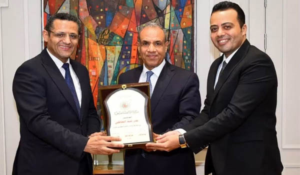 وزير الخارجية يستقبل نقيب الصحفيين ورئيس لجنة الشؤون العربية.. ويشيد بالدور الوطني للصحافة المصرية وزير الخارجية يستقبل نقيب الصحفيين ورئيس لجنة الشؤون العربية.. ويشيد بالدور الوطني للصحافة المصرية